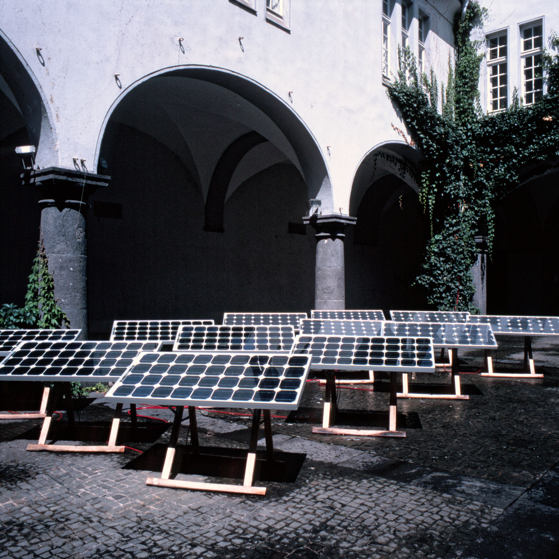 daniel_hausig_ueber_das_figur-hintergrundproblem-bei_solarzellen_1996_light-art-installation