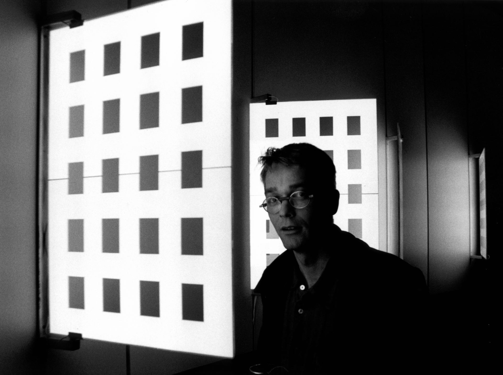daniel_hausig_windows_farben_1996_light-art-installation